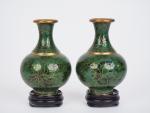 Chine, travail moderne. 
Paire de vases balustre en émaux cloisonnés...